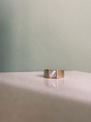 AMELIA Perlmutt Ring Gold